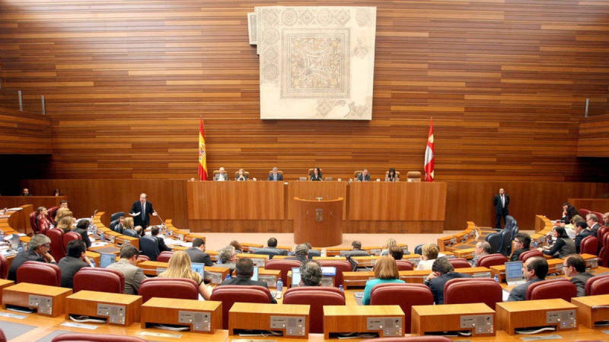 Vista general del hemiciclo durante la celebración de un Pleno de las Cortes de Castilla y León.