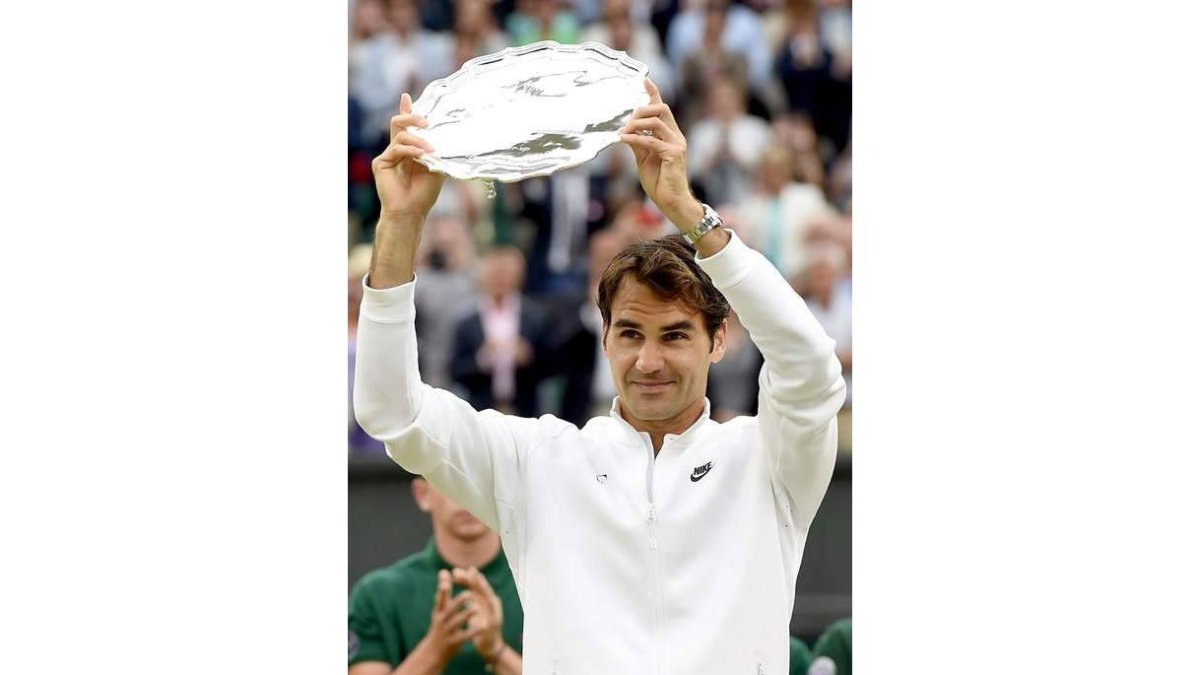Federer no pudo imponerse en la final al jugador serbio.