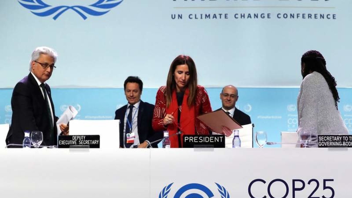 La ministra de Medio Ambiente de Chile y presidenta de la COP25, Carolina Schmidt (c).