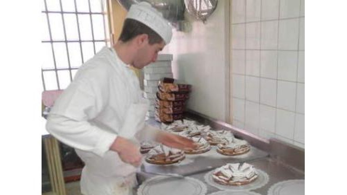 Hojaldre, trucha y esmero, así se hace la tarta de trucha en la pastelería Nicanores de Boñar.