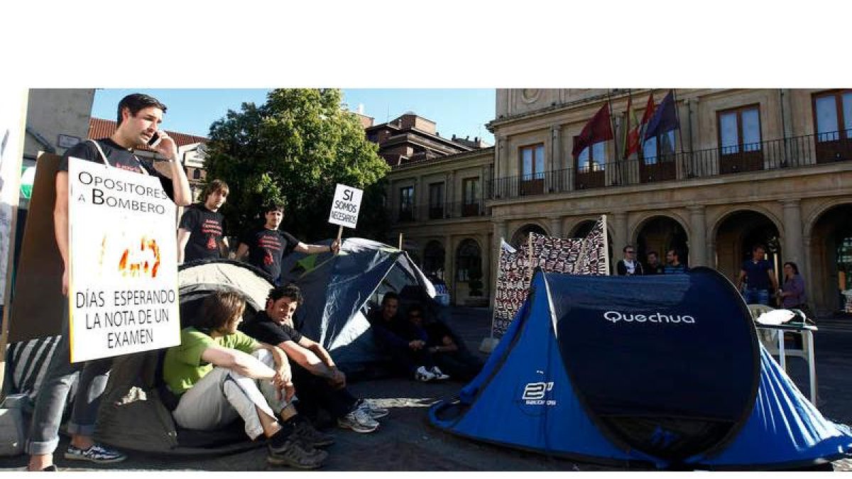 Los aspirantes a bombero en la acamapa que realizan ante el Ayuntamiento.