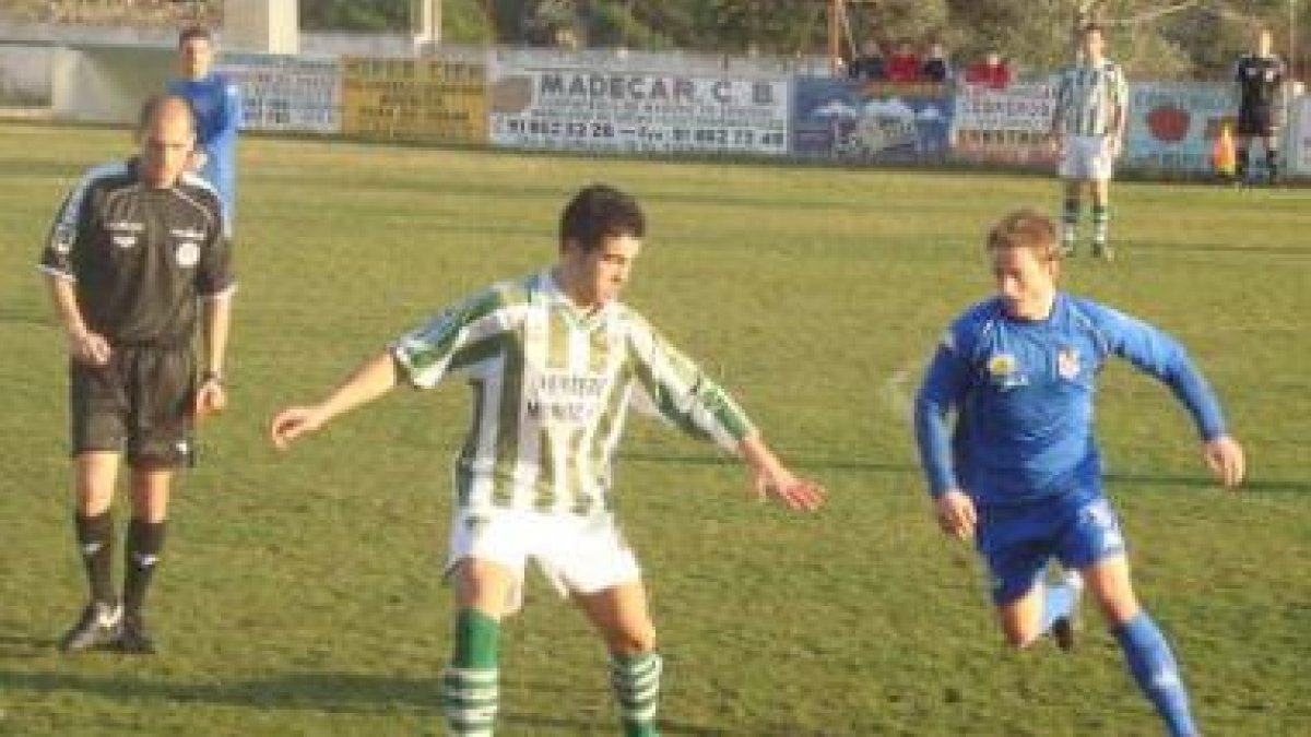 Albertín, a la derecha, pugna con un contrario por hacerse con el control del esférico.