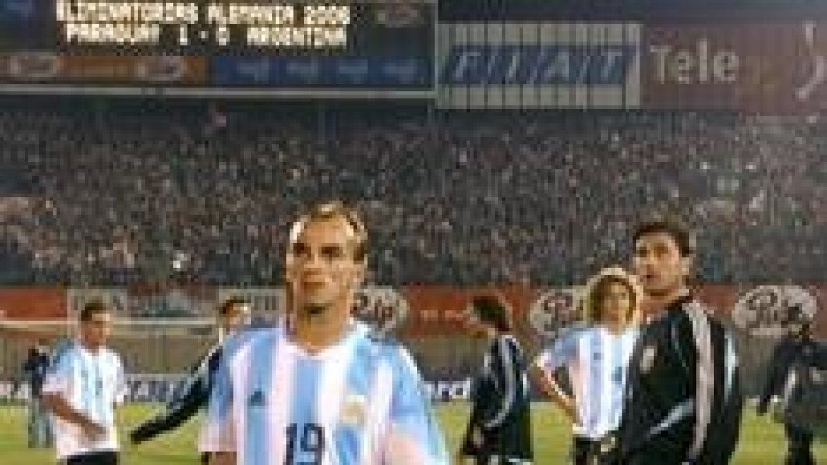 Cambiasso, de la selección argentina, deja el estadio tras el partido
