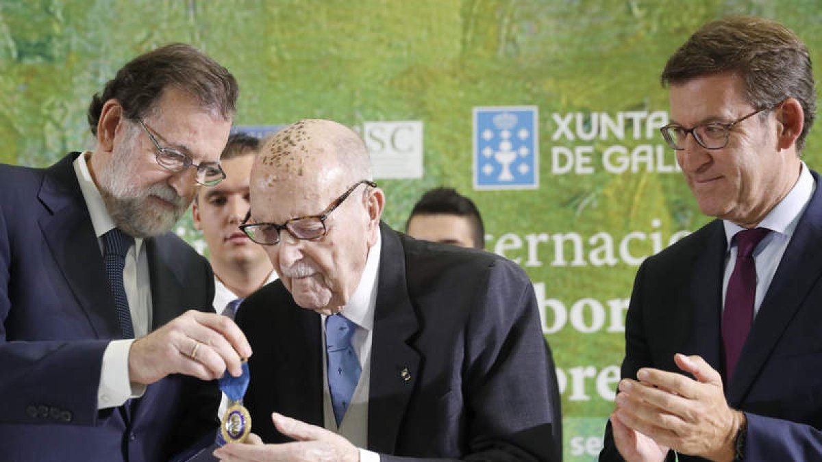Rajoy impuso la Medalla de Oro al Mérito en el Trabajo a Fernández Albor. LAVANDEIRA JR.