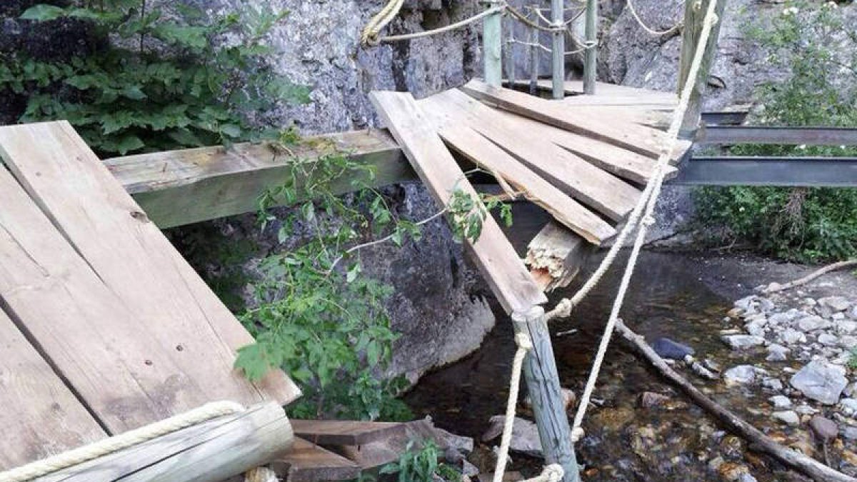 El puente que une el Faedo con Valporquero está siendo reparado por lols vecinos.