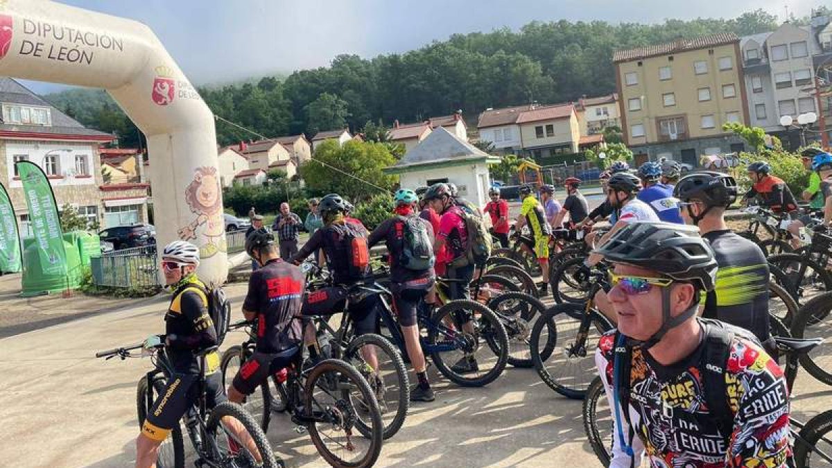 Momentos antes de la salida de la Marcha BTT Valle de Sabero que sumó su 30ª edición. A.V.