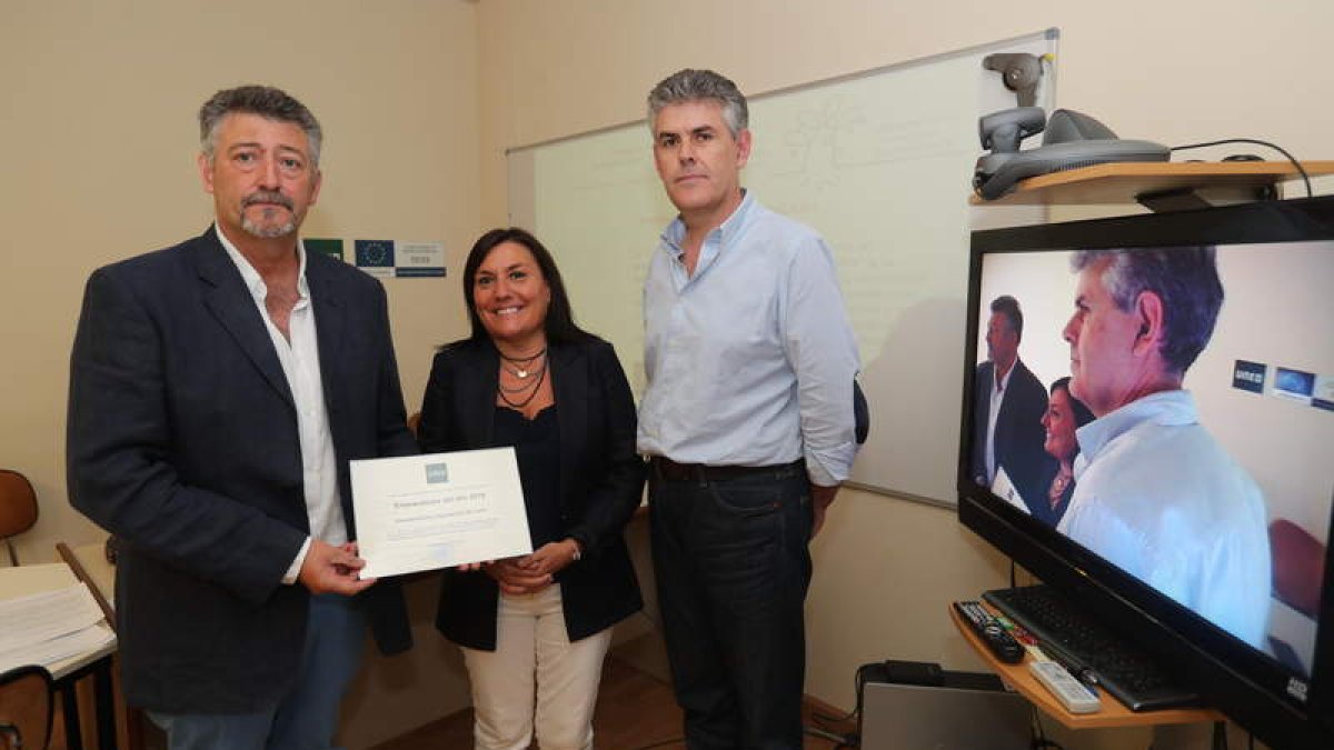 Ángel Calvo, Esther Souto y Jorge Vega, ayer en el centro asociado de la Uned. L. DE LA MATA
