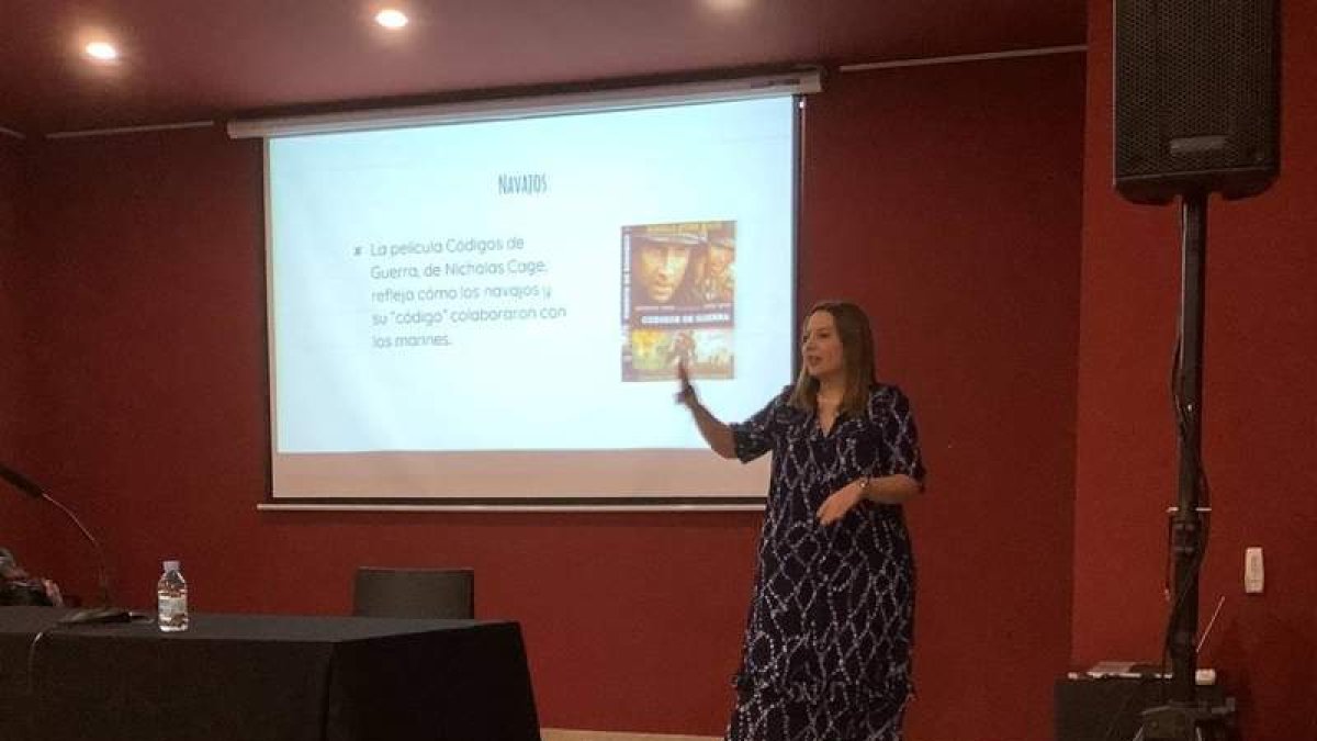 Adriana Suárez, durante la charla que ayer inauguró la Semana de la Ciencia en Astorga. dl