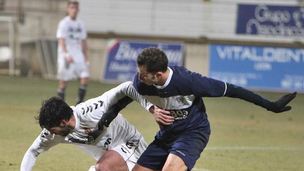El jugador de la Cultural Julio Rico, a la izquierda, fue uno de los pocos que intentó hacer daño con incursiones por su banda.