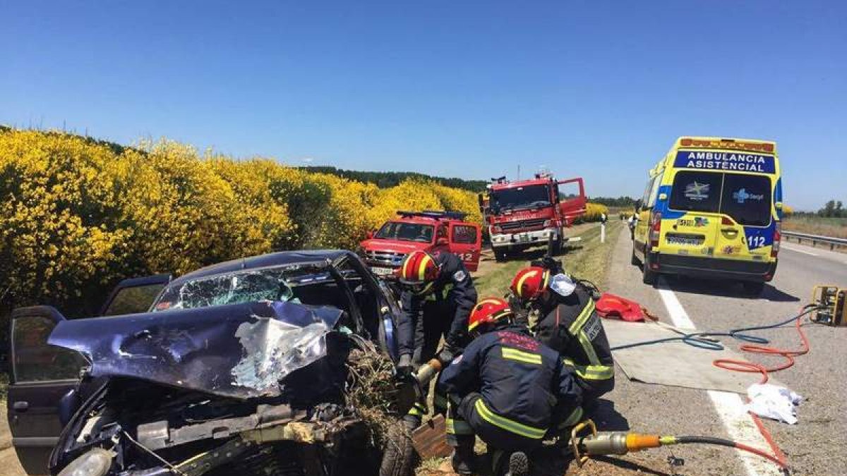 Los bomberos liberan al herido en el siniestro. DL