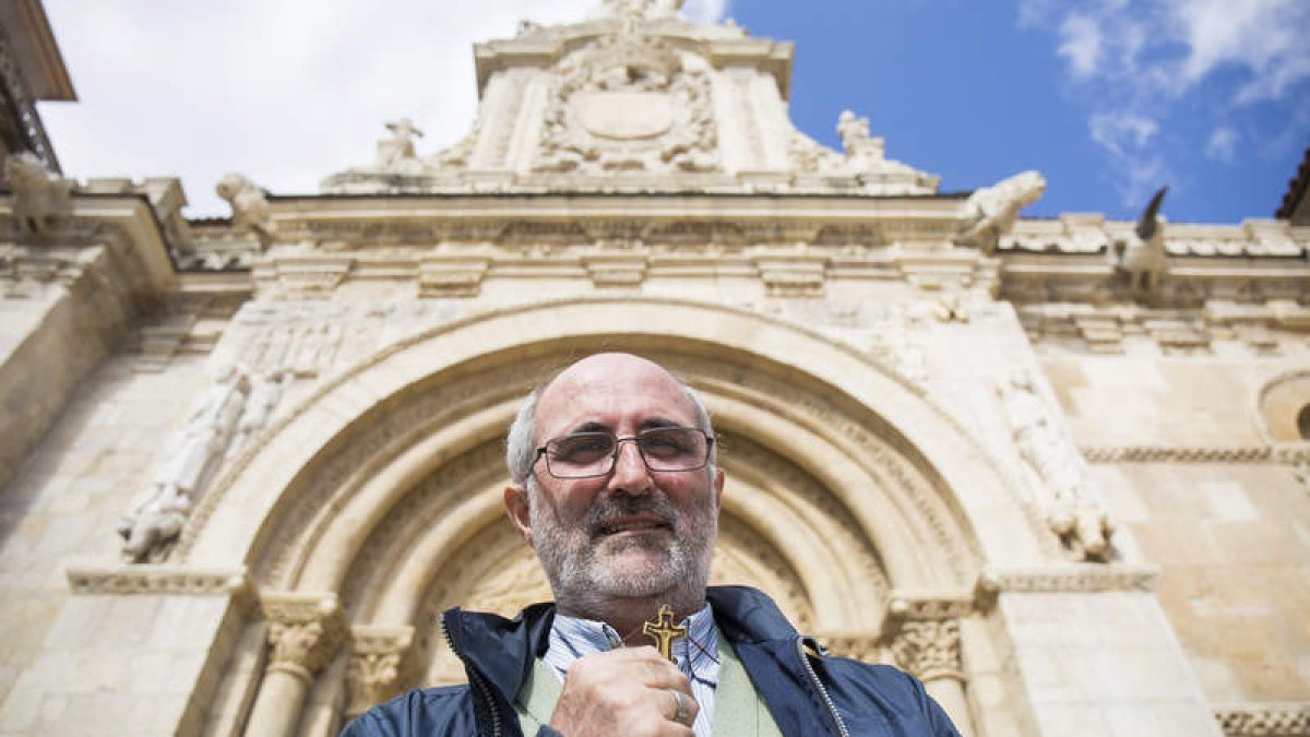 Juan Antonio Fraile, ayer en la puerta de San Isidoro de León. FERNANDO OTERO PERANDONES