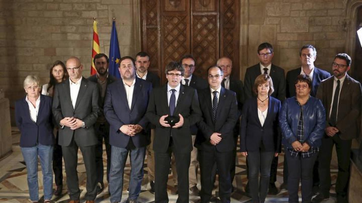 Fotografia facilitada por la Generalitat de la declaración del president catalán Carles Puigdemont y su gobierno tras el referéndum ilegal celebrado hoy en Cataluña