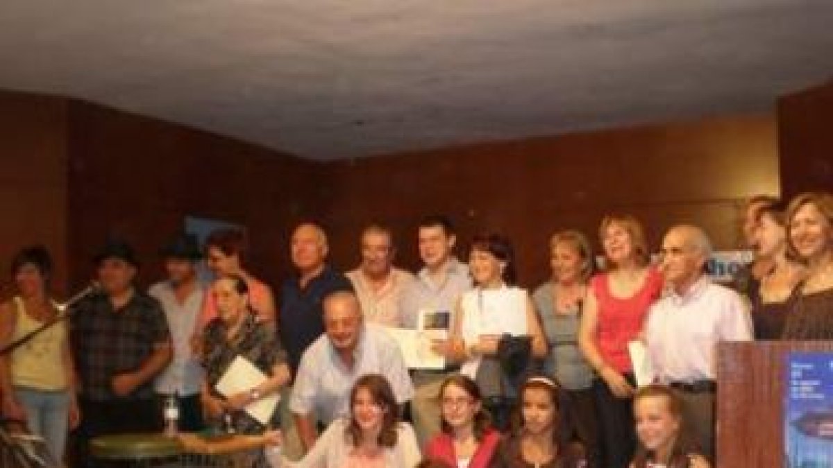Algunos de los participantes en la velada poética.