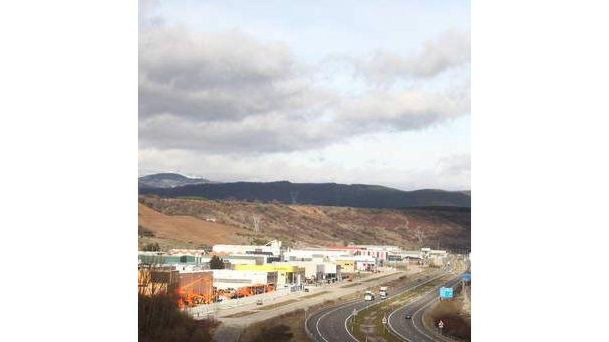 El Parque Industrial del Bierzo Alto, al pie de la A-6.