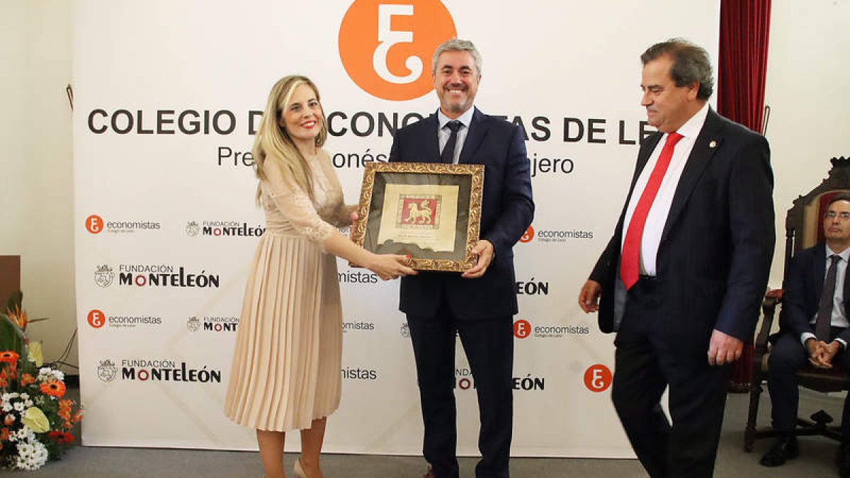Joaquín Ramírez recoge el premio de manos de María Díez Revilla. RAMIRO