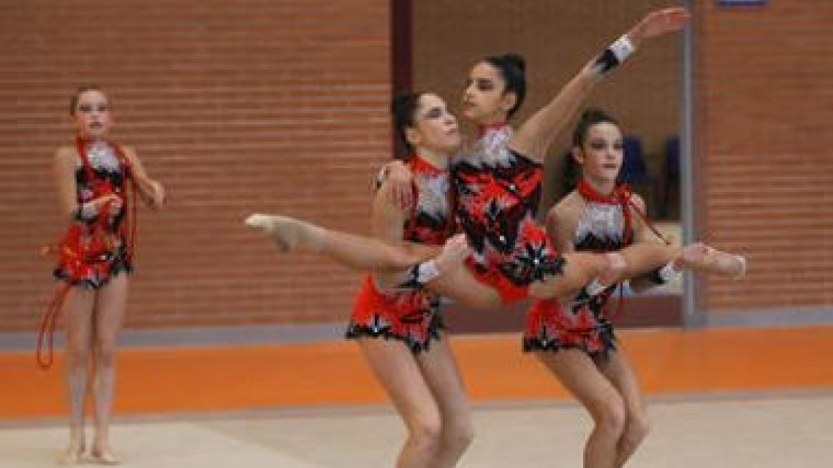 Las integrantes de la selección júnior, durante la sesión de entrenamiento de ayer en el Ceard.