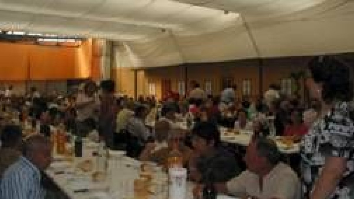 Aspecto del salón de Matanzas de los Oteros en el que se celebró este almuerzo