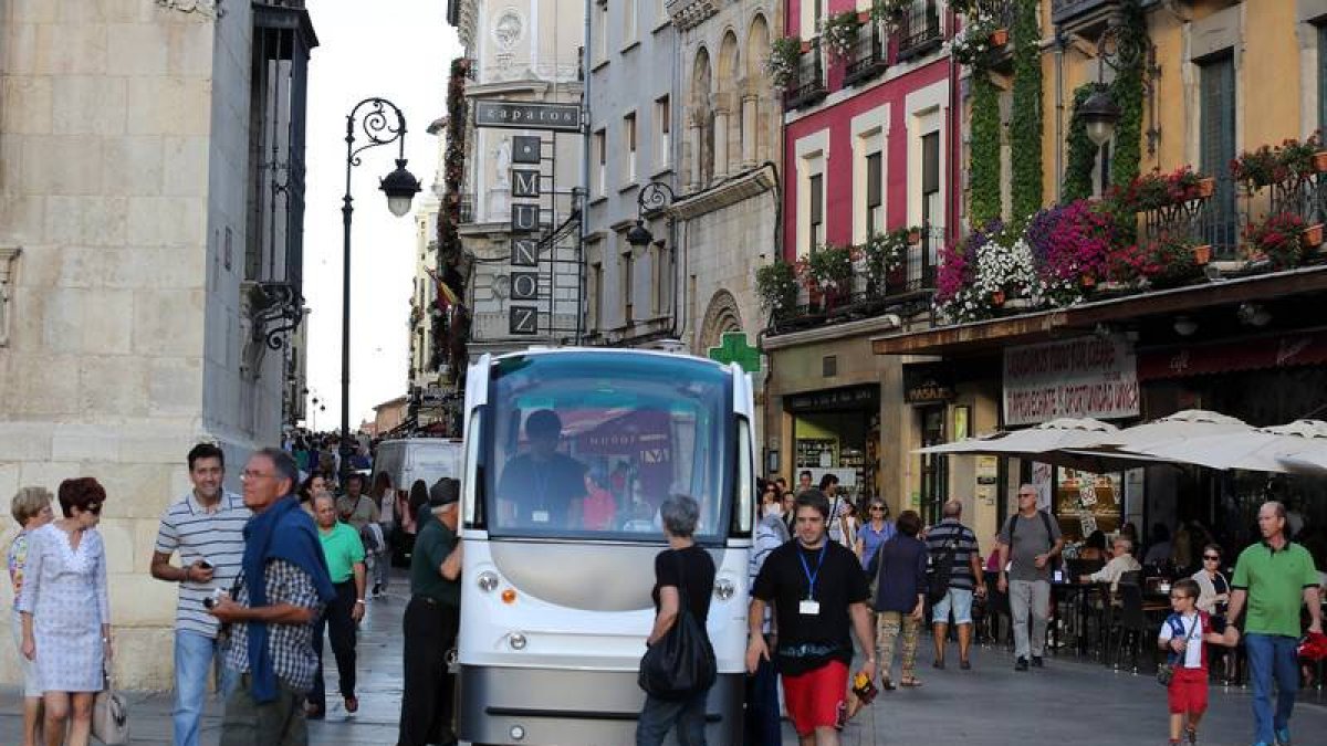 Un autobús sin conductor circula por la calle Ancha