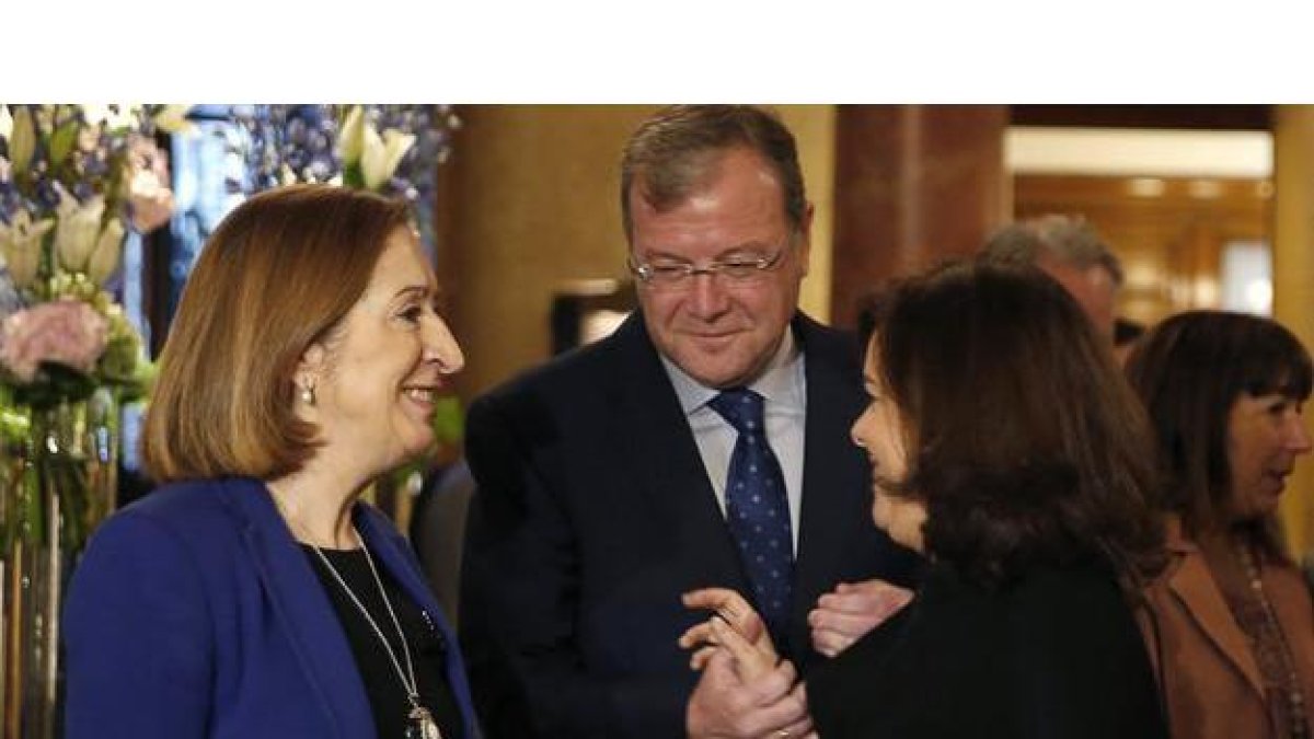 La vicepresidenta del Gobierno, Soraya Sáez de Santamaría (d) y la ministra de Fomento, Ana Pastor, con Antonio Silván a su llegada a la tribuna 'Smartcity