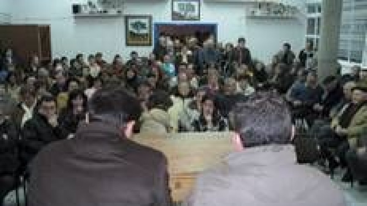 Los vecinos llenaron el salón de actos de la casa del pueblo en la asamblea de ayer