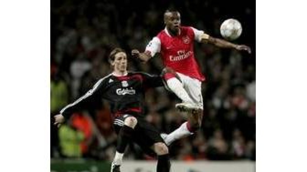 Fernando Torres, a la izquierda, pelea por el balón con William Gallas