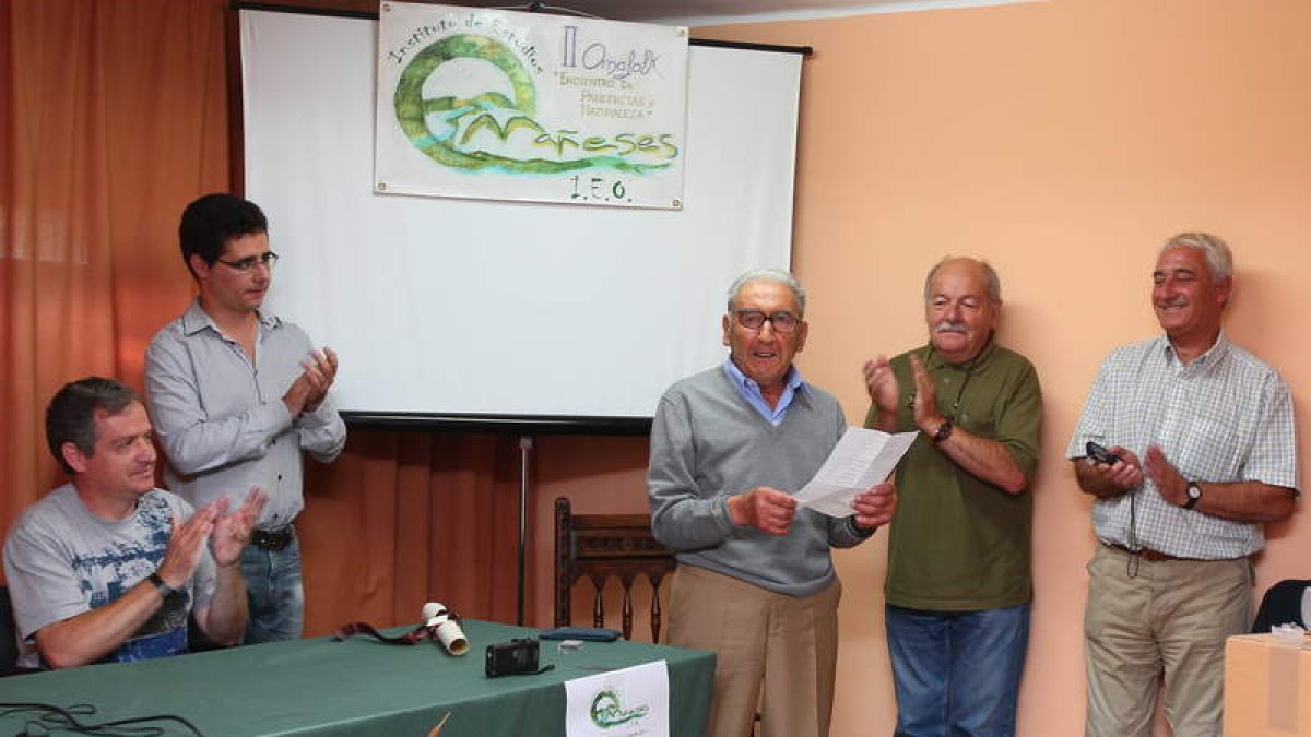 Salvador González, título en mano, entre miembros del Instituto de Estudios Omañeses ayer en Murias de Paredes.
