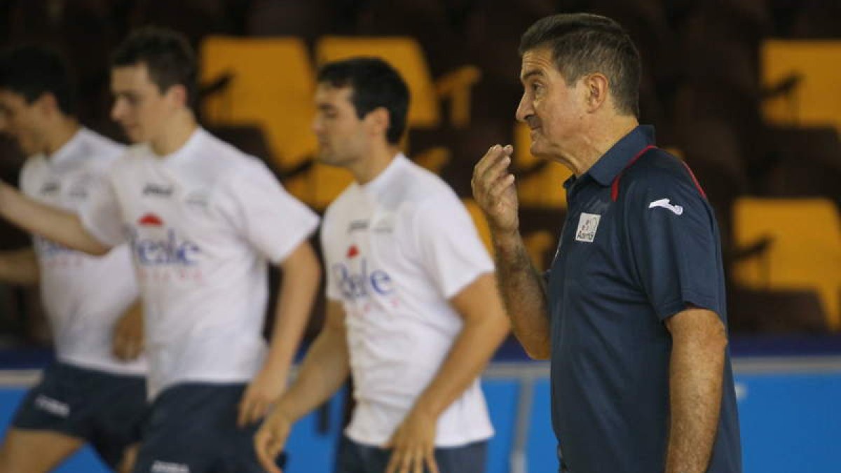 Cadenas dirige un entrenamiento del Ademar.