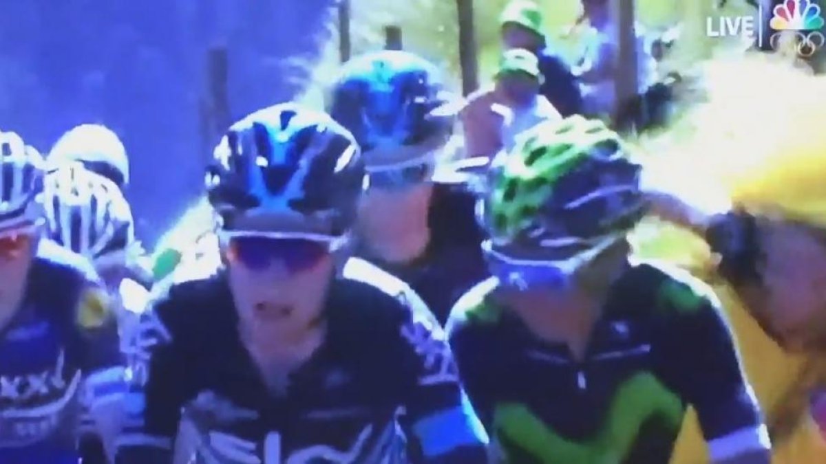 Una captura del momento en que Froome agrede a un aficionado colombiano.