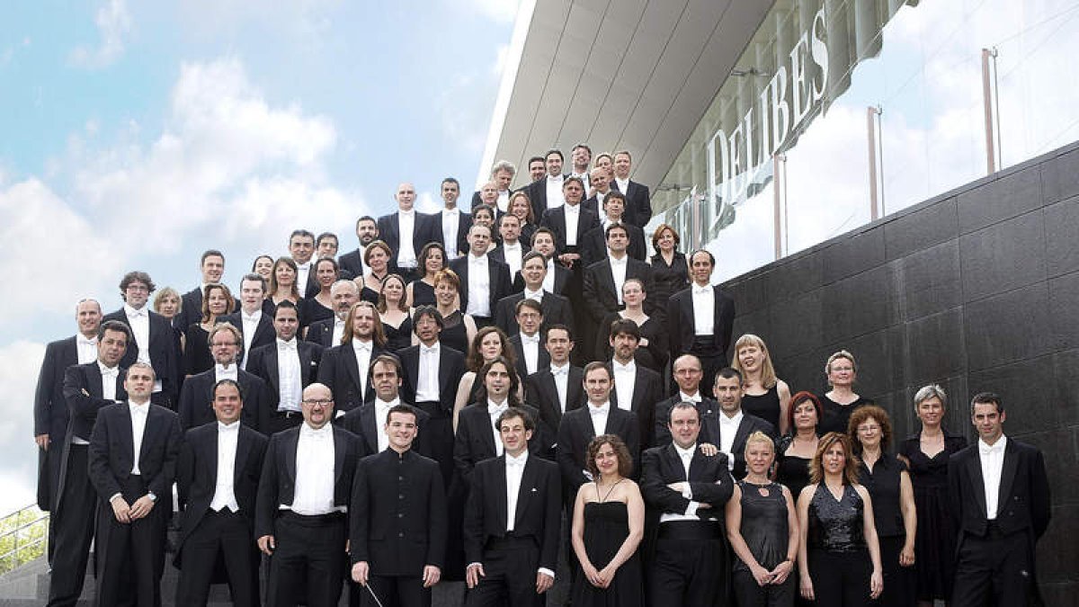 Miembros de la Orquesta Sinfónica de Castilla y León, en el exterior del Centro Miguel Delibes.