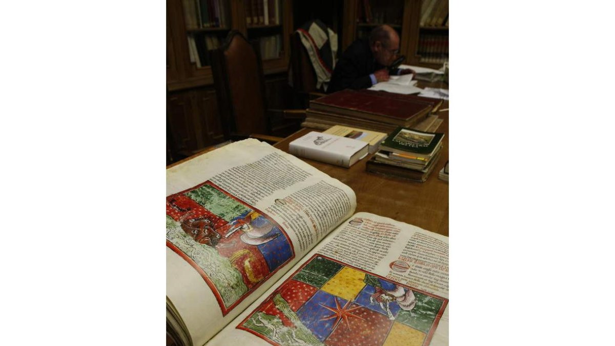 El interior de la Biblioteca Regional Mariano D. Berrueta, especializada en temas leoneses. RAMIRO