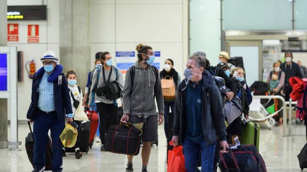 Aeropuerto de Madrid-Barajas, a la llegada de un vuelo de repatriados. FERNANDO VILLAR