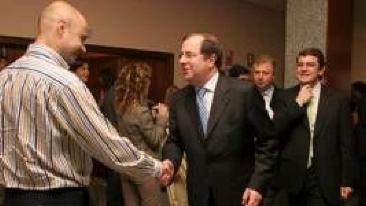 Luis Aznar observa a Alfredo Prada y a Carlos López Riesco