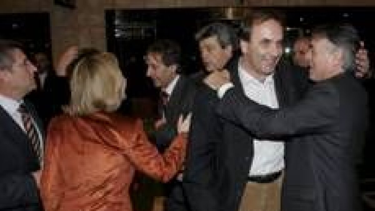 José Antonio Alonso recibe el saludo afectuoso de Francisco Álvarez, subdelegado del Gobierno