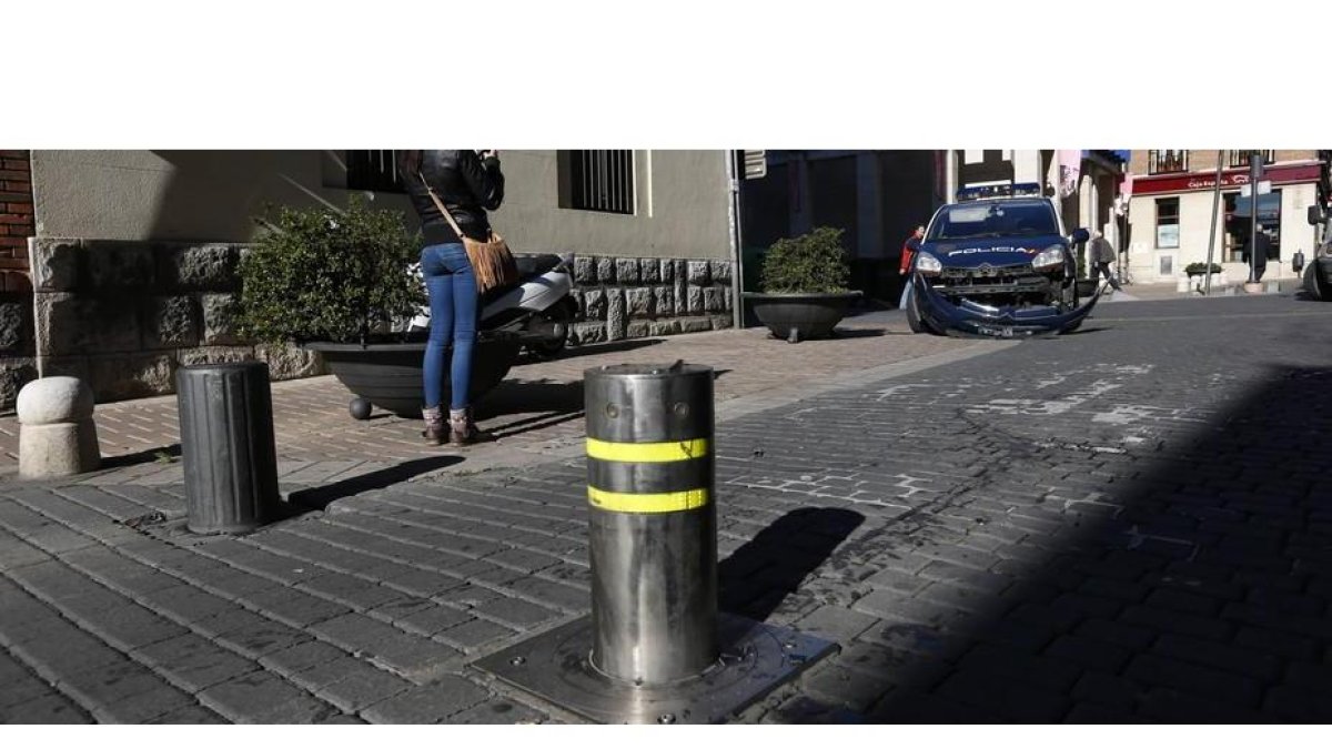 El bolardo de la calle de la Rúa.