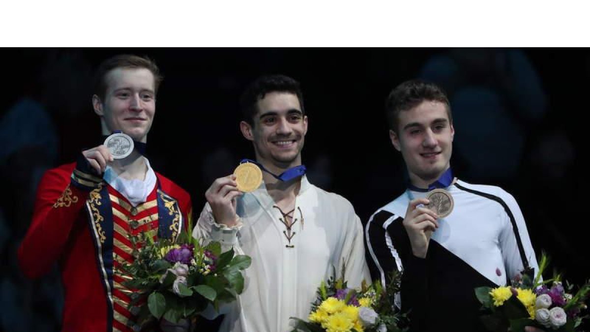 Javier Fernández, en el centro, con su medalla de oro. ZENKOVICH