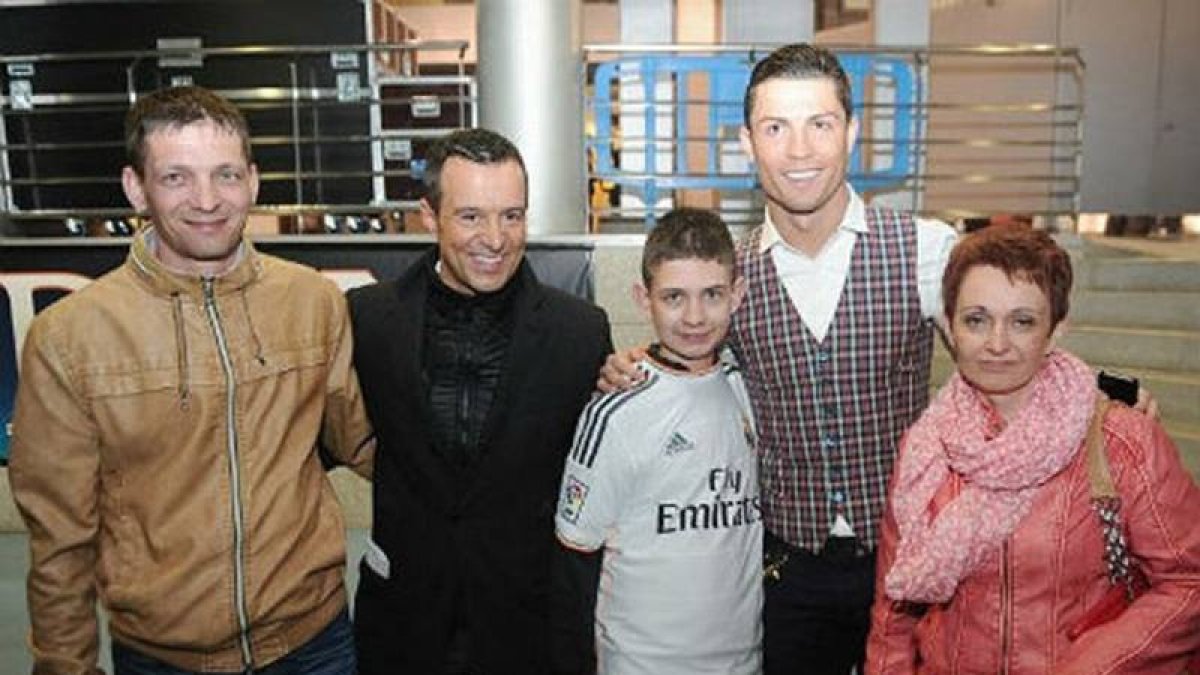 David Pawlaczyk con su familia junto a Cristinao Ronaldo, el pasado día 2 en el Bernabéu.