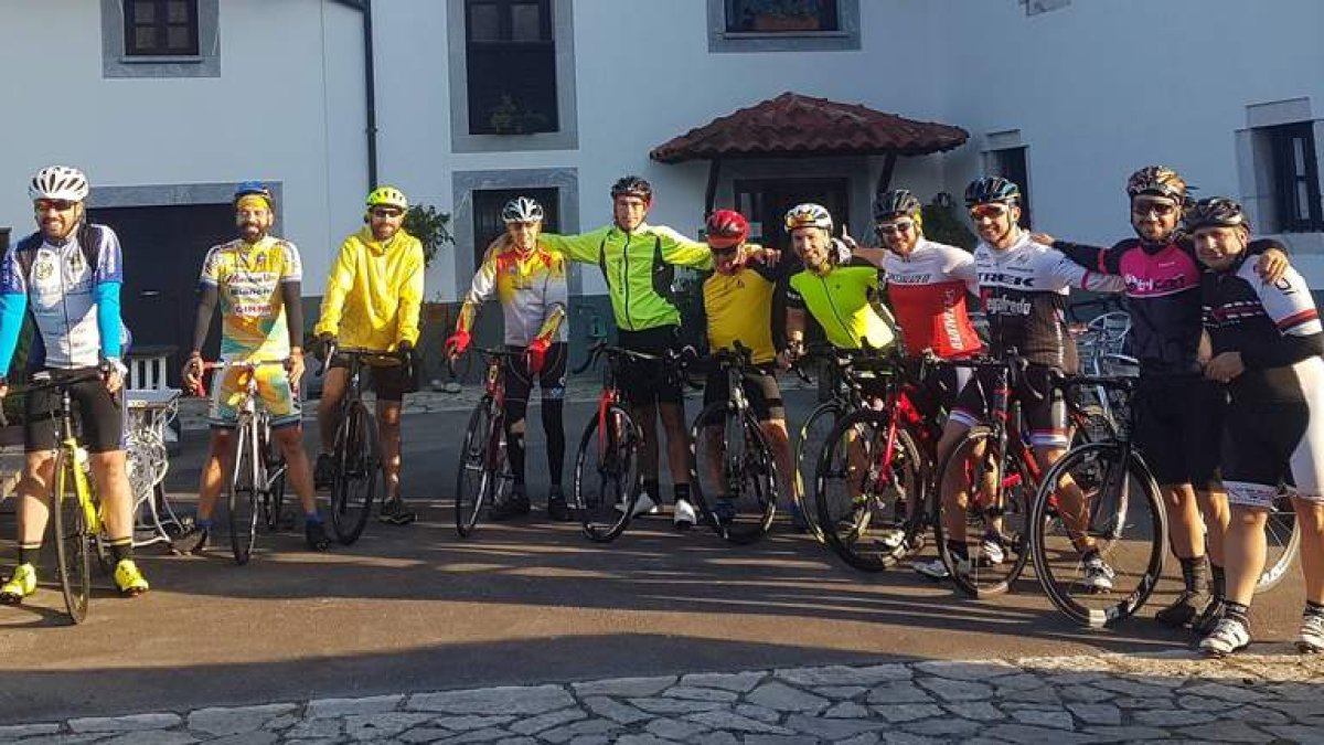 Los protagonistas de esta iniciativa deportivo-solidaria que desarrollará por la provincia. LOS MANTAS