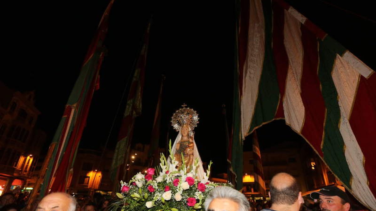 La Bañeza arropa la llegada de la Virgen del Castro, que lo hace rodeada de los pendoneros y las enseñas.