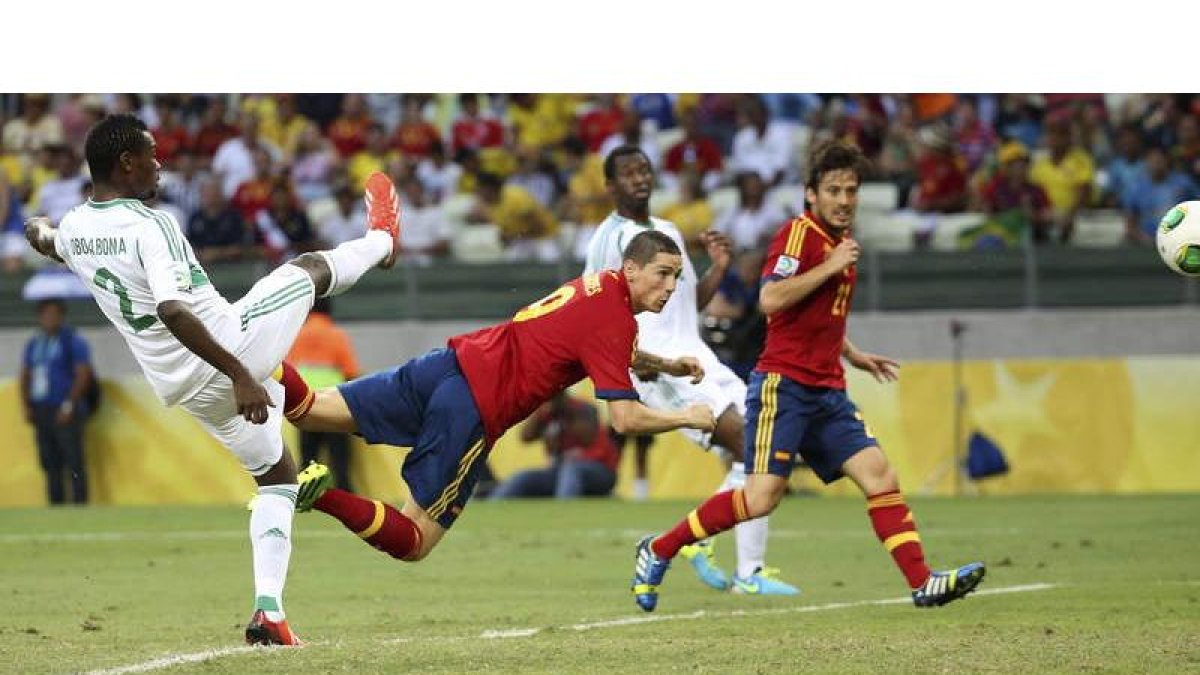 Fernando Torres remata de cabeza para conseguir el segundo gol ante la selección africana de Nigeria.
