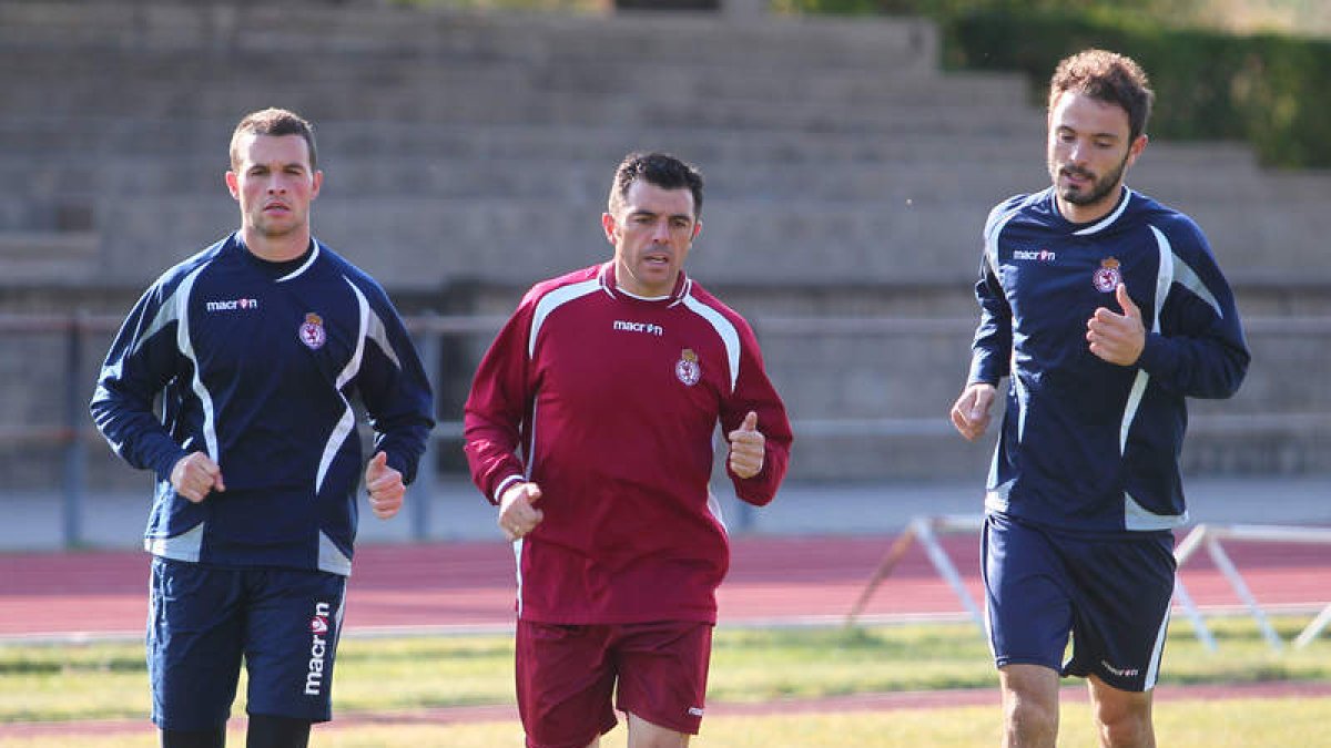 Diego Calzado, Luis Cembranos y Joshua Corrales, durante el entrenamiento.