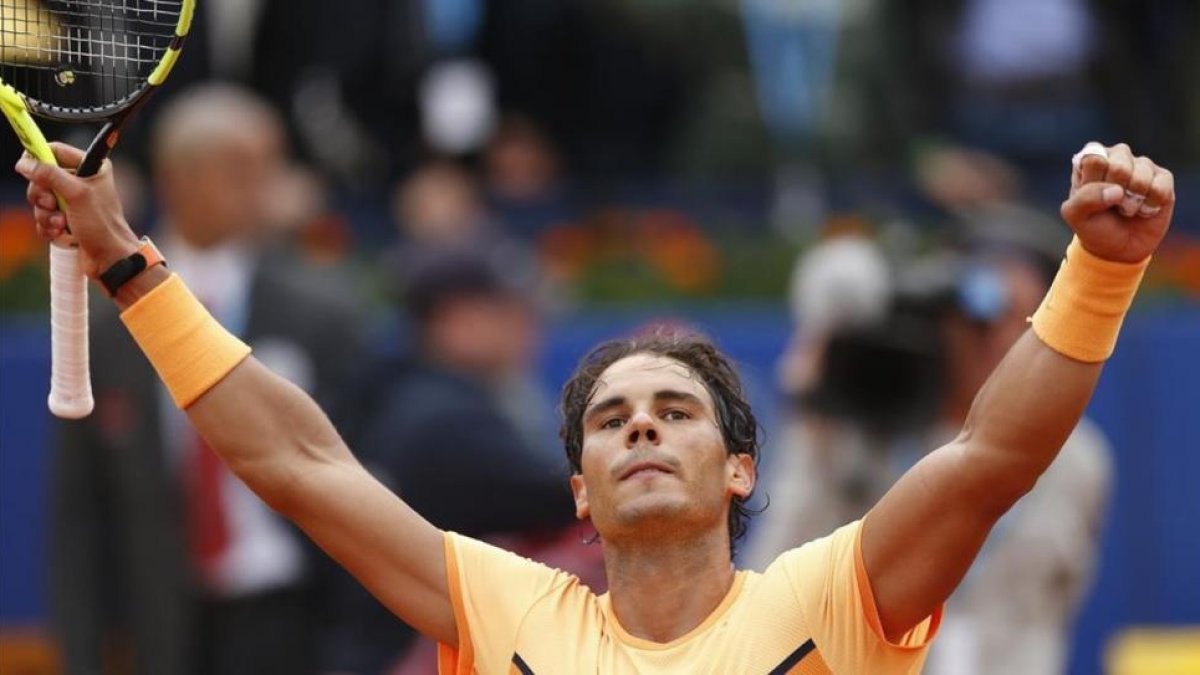 Rafa Nadal celebra la victoria con el italiano Fabio Fognini, en el Trofeo Conde de Godó en Barcelona, el pasado 22 de abril.