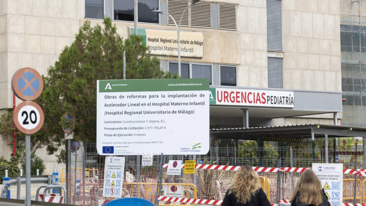 bebe Vista exterior del hospital Materno Infantil donde ha sido trasladada la bebe recién nacida que ha sido encontrada esta mañana en la calle Actriz La Tirana en Málaga capital. DANIEL PÉREZ