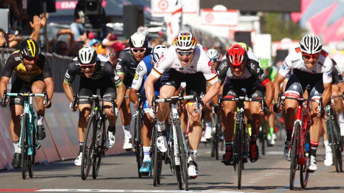 André Greipel se impone en la segunda etapa sarda del Giro.