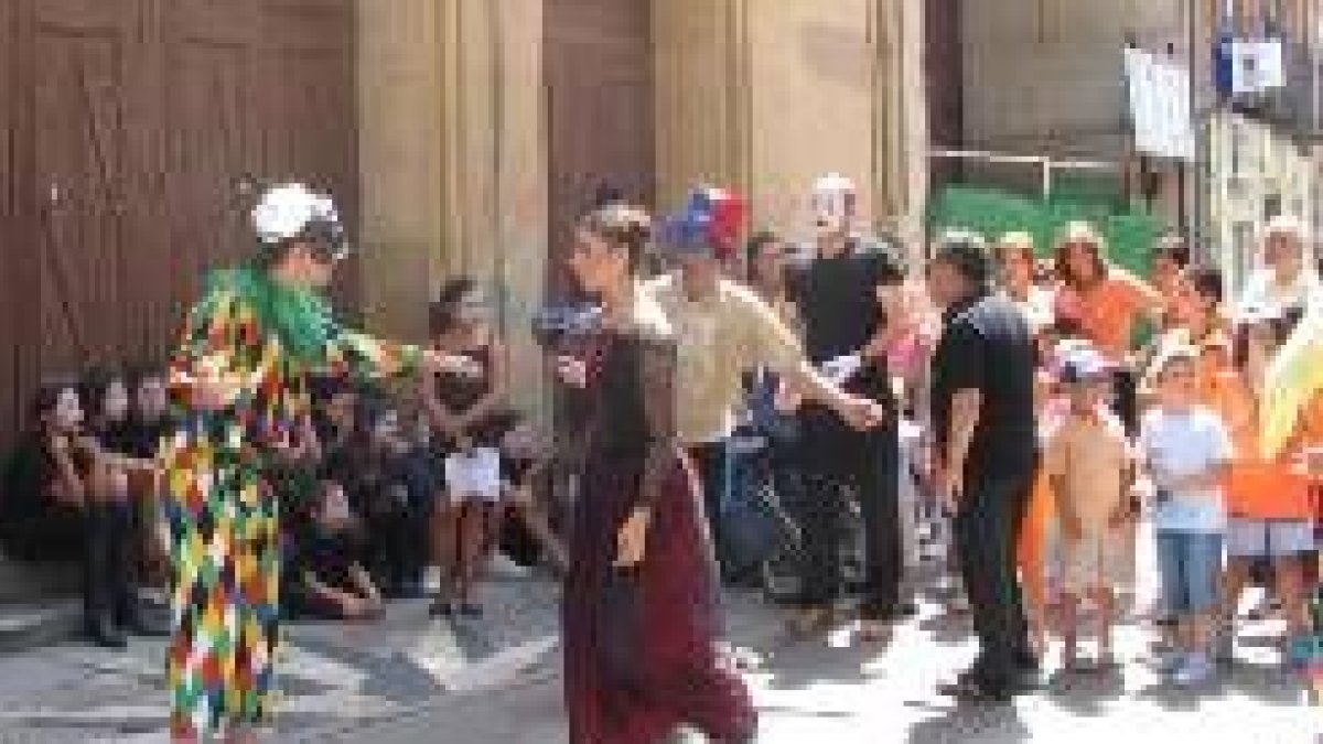 Un grupo de alumnos representaron en la calle «Pantomimas Blancas» frente al Teatro Pérez Alonso