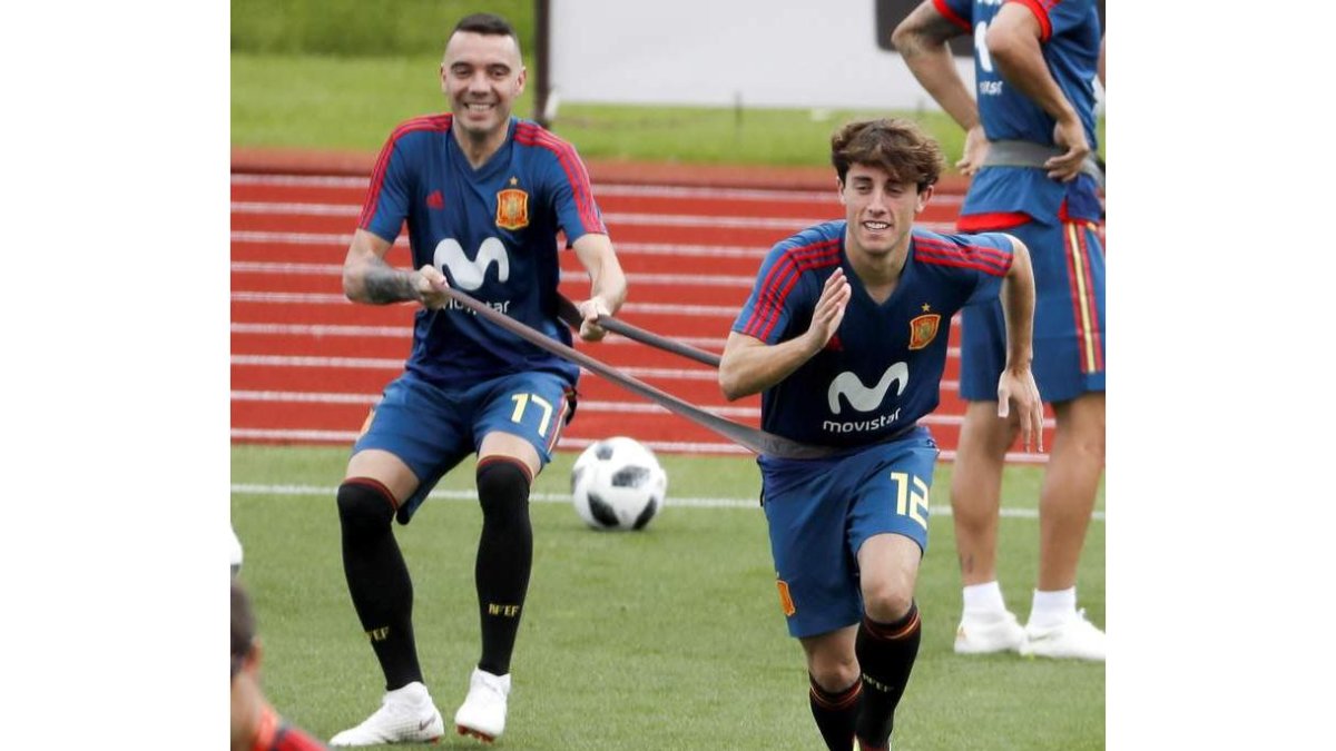 Iago Aspas y Álvaro Odriozola, durante un entrenamiento con la selección española. JAVIER LIZÓN