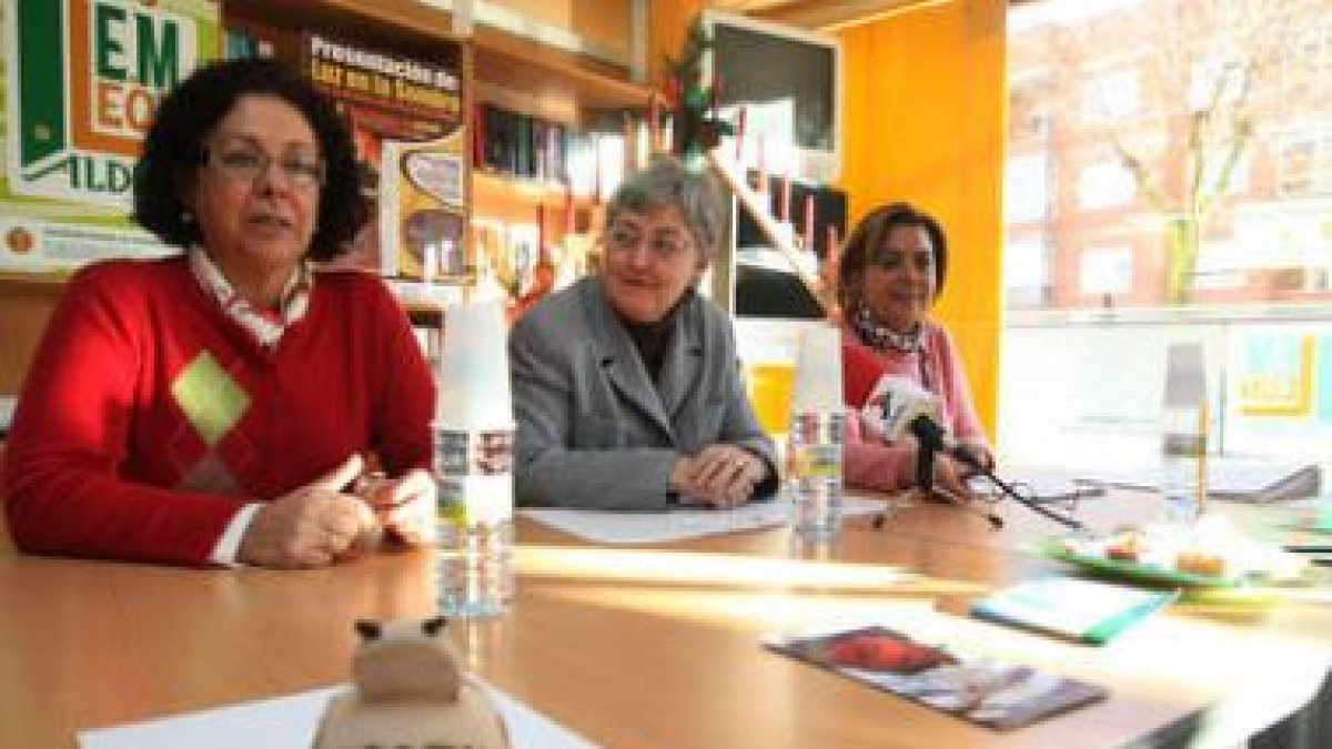 Maribel Prieto, vicepresidenta, Carmen Cabo, presidenta, y Purificación Gómez, responsable de comuni
