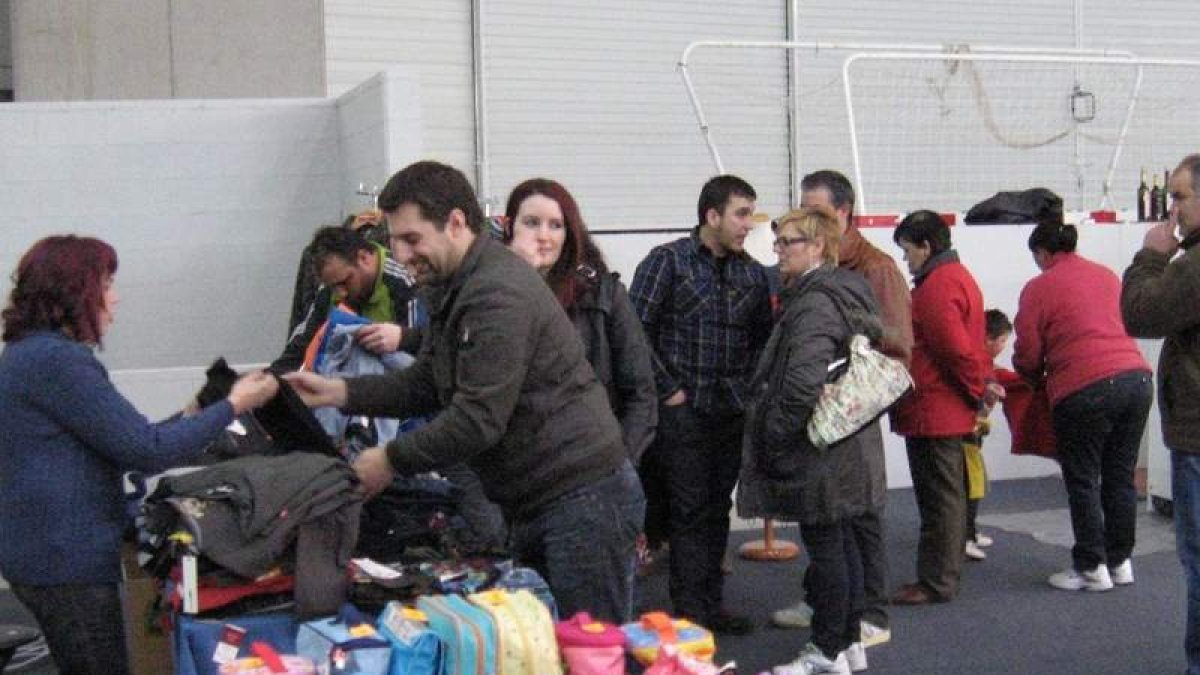 Clientes de la feria, ayer en el pabellón multiusos.