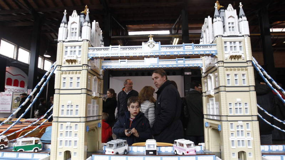 Espectacular imagen de una creación del puente de la Torre de Londres construido con piezas Lego, ayer en Espacio Vías.