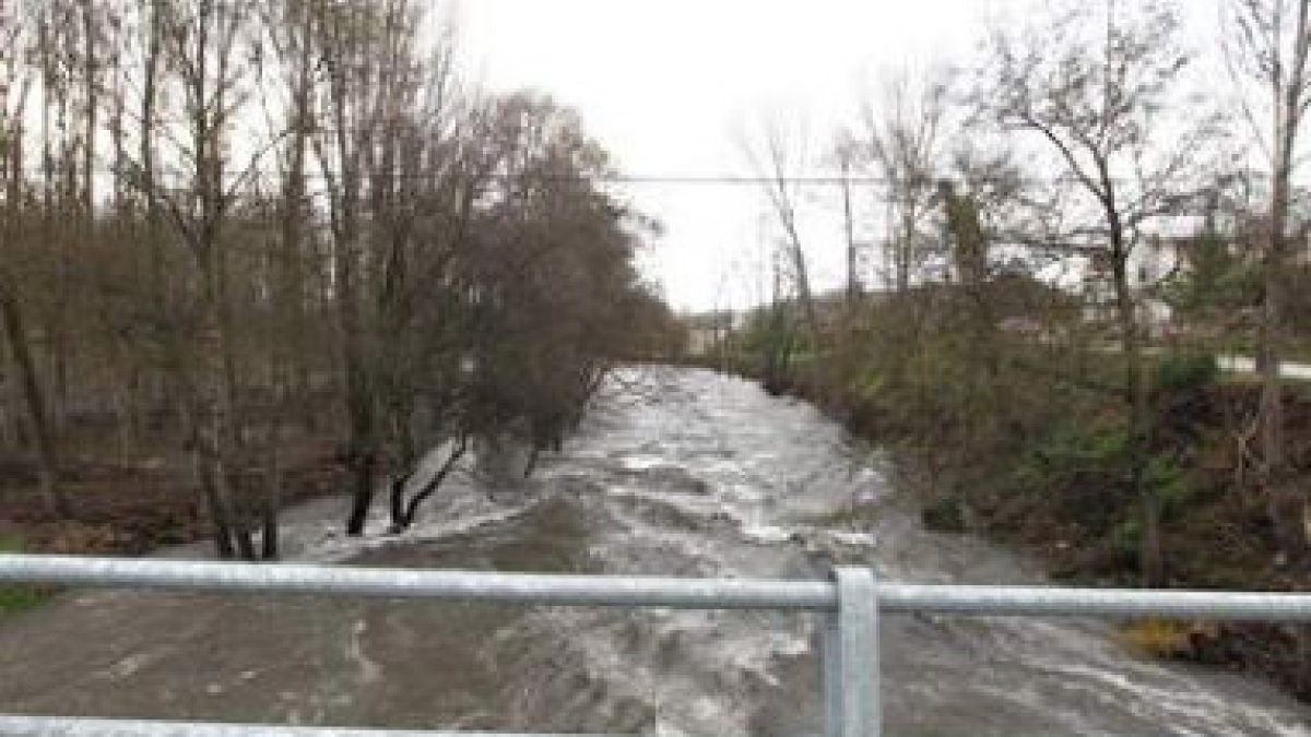 El Cúa se tiñó de negro a consecuencia de las lluvias que arrastraron residuos forestales calcinados