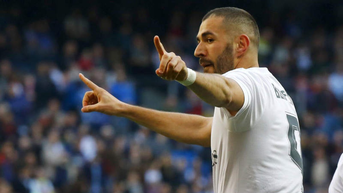 El delantero francés del Madrid Benzema celebra el primer gol de su equipo ante el Getafe